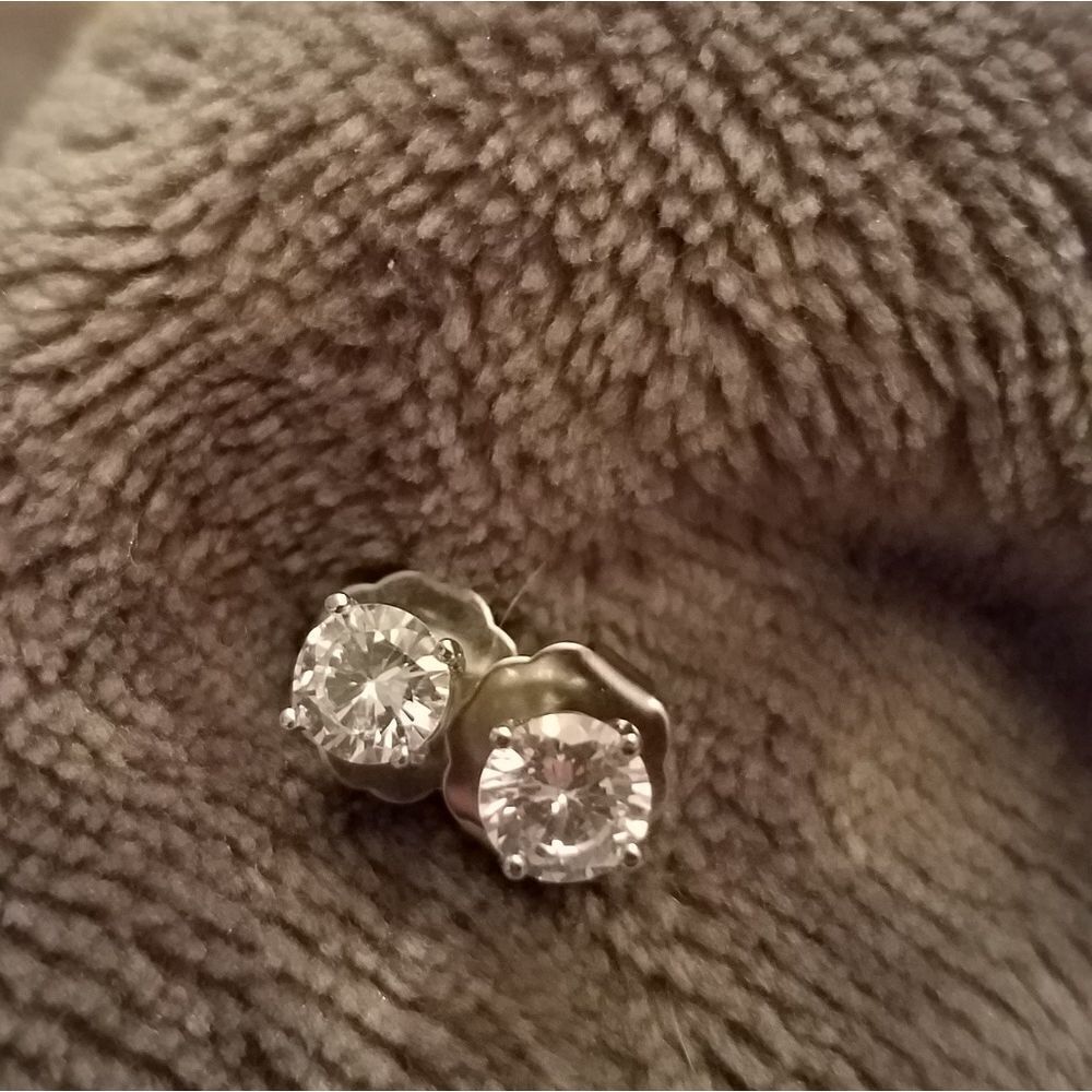 Size 8 ring with stud earrings‎ - Picture 3 of 8